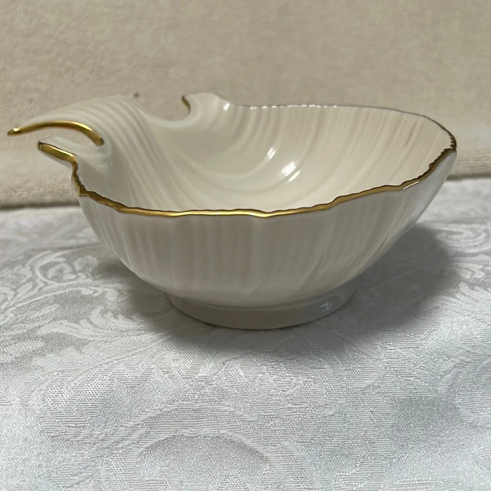 Lenox Ivory China Shell Shaped Footed Trinket, Candy, Nut Bowl - 24 kt Gold Trim - Picture 2 of 6